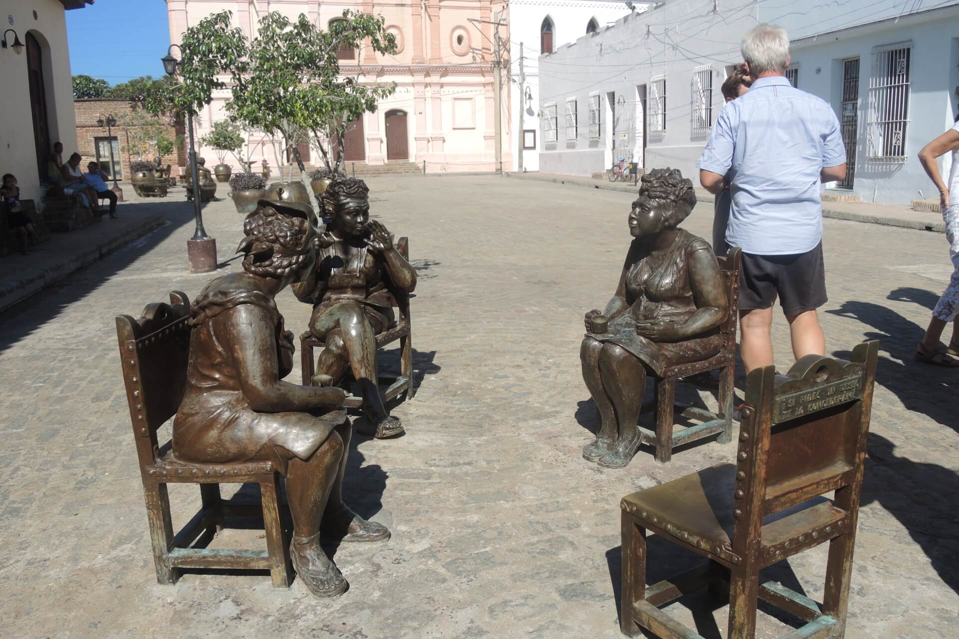 Kuba Sehenswürdigkeiten - Camagüey Plaza del Carmen Steinfiguren(1)